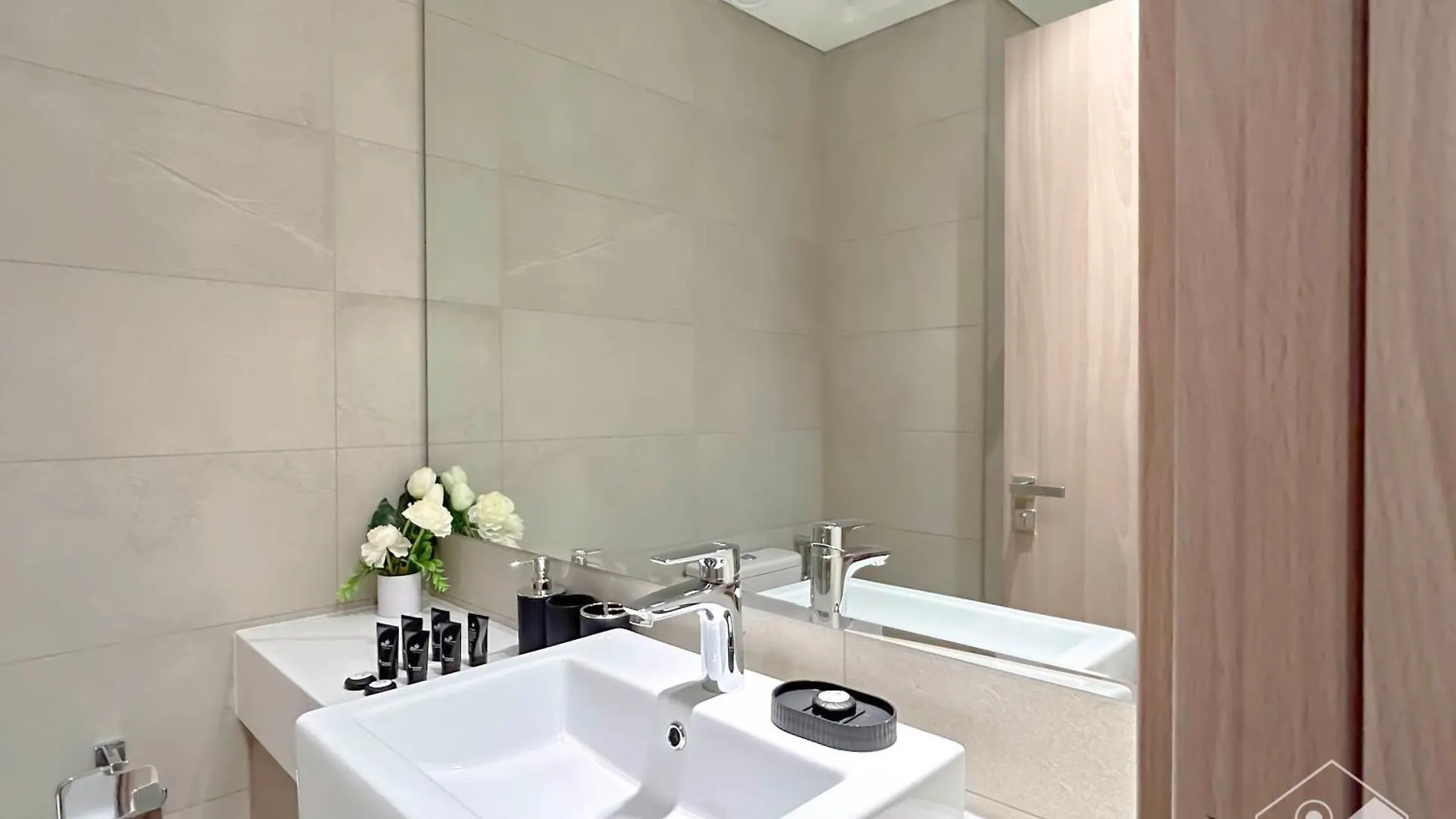 Charming Studio With Balcony In Azizi Riviera Dubai Apartment